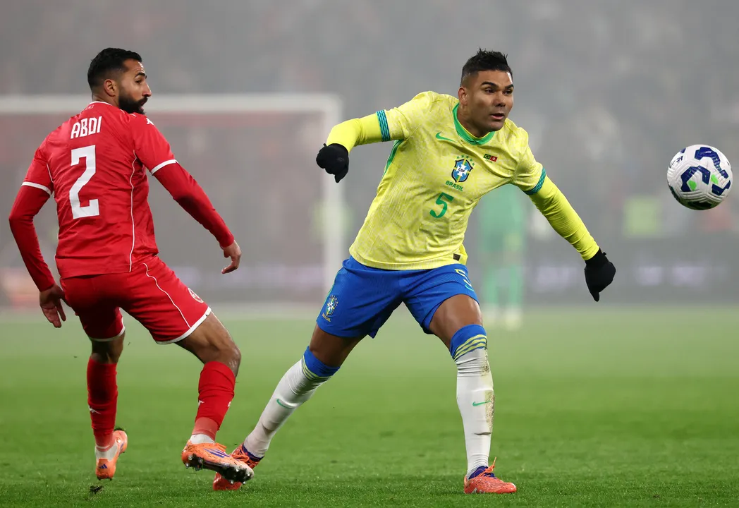 Ali Abdy e Casemiro em disputa de bola no amistoso entre Brasil e Tunísia
