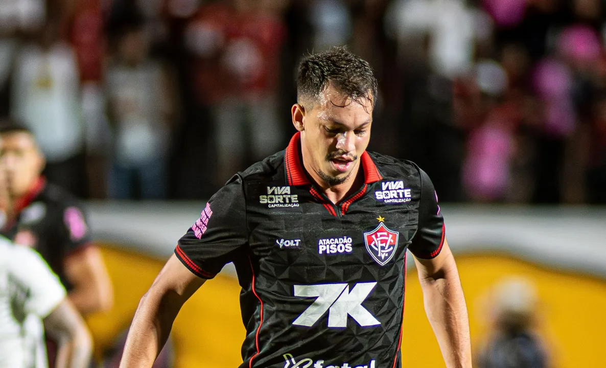 Zé Marcos em campo pelo Vitória