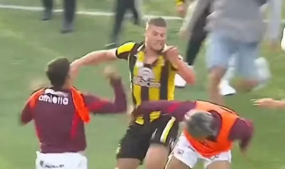 Briga generalizada na semifinal entre Deportivo Madryn e Deportivo Morón