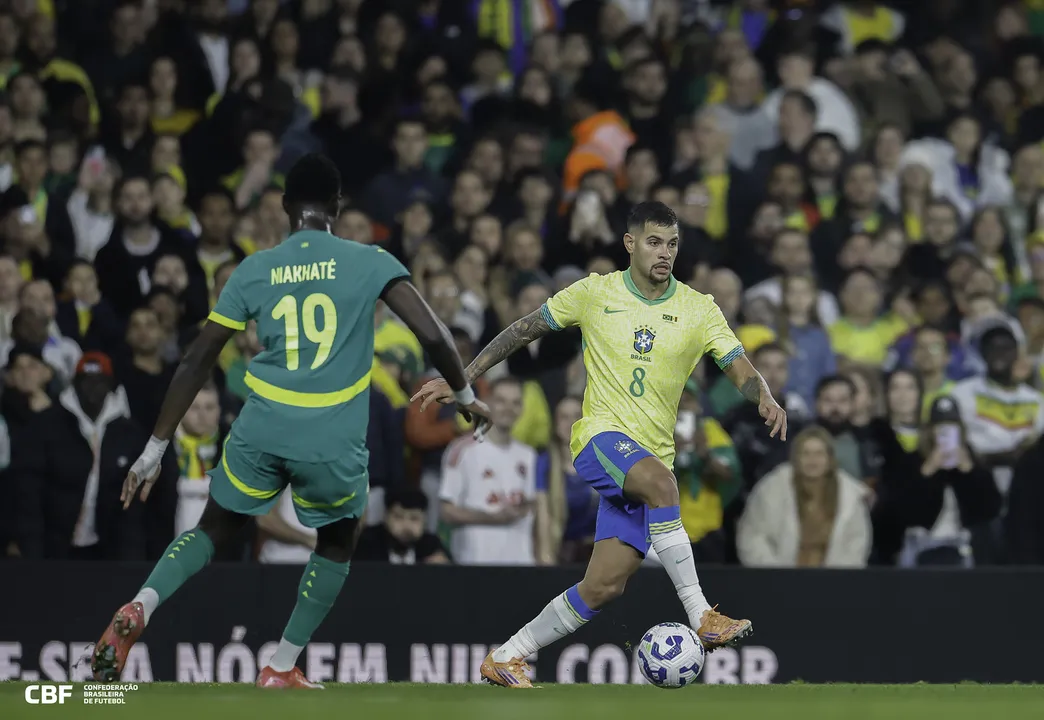 Guimarães vira Líder e fala de Ancelotti: "Tranquilidade a mais"