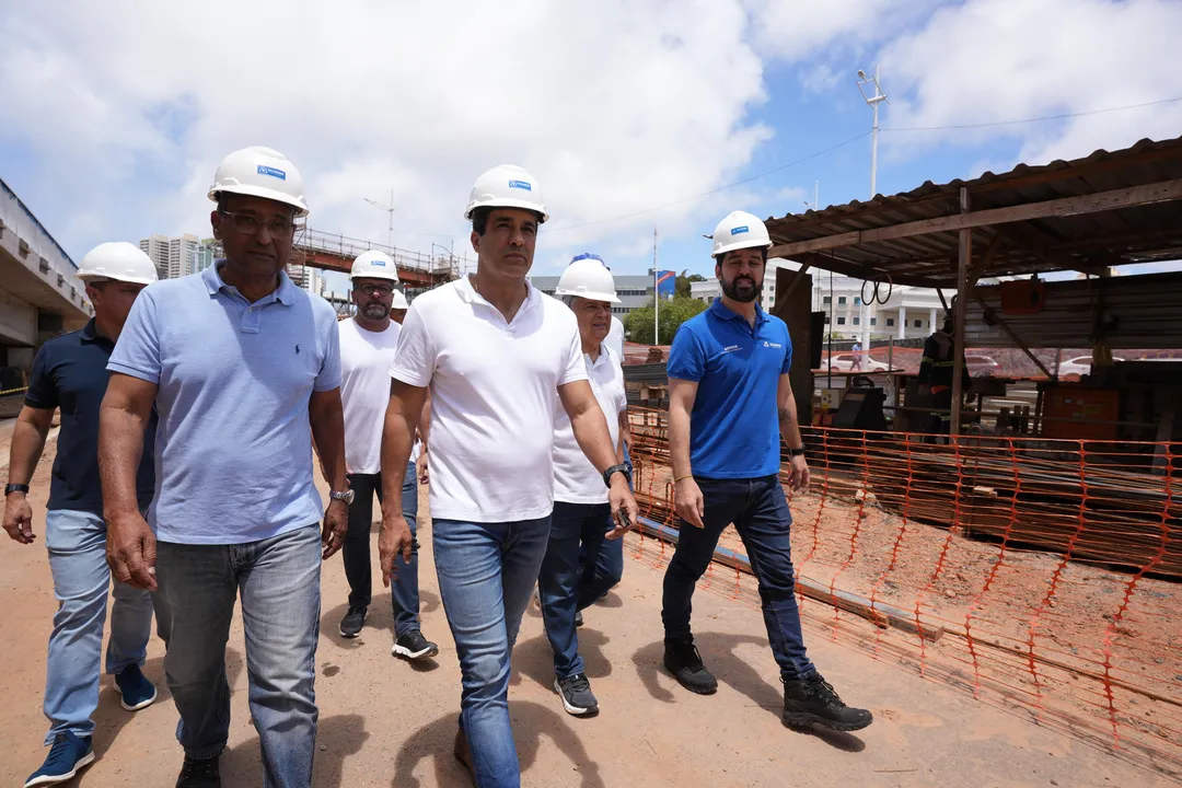 Prefeito Bruno Reis durante vistoria