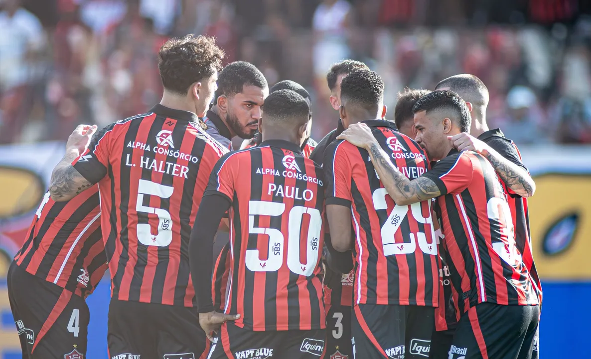 Jogadores em campo pelo Vitória