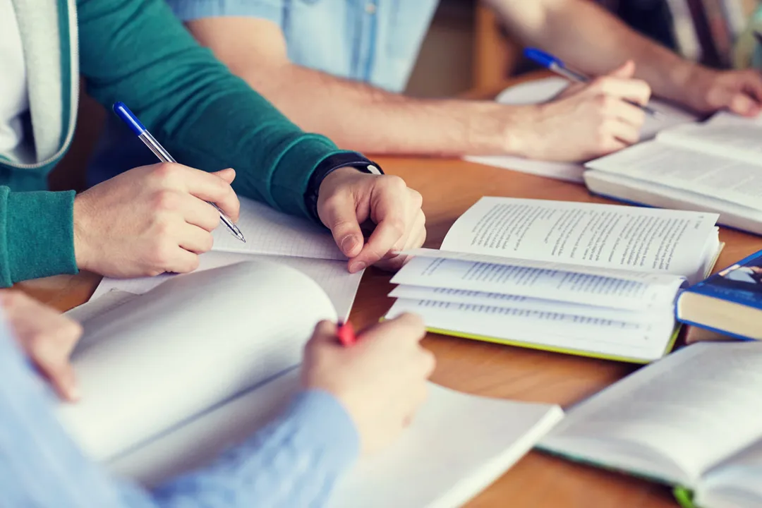 Uma das técnicas aconselhadas é estudar como se estivesse ensinando a outra pessoa