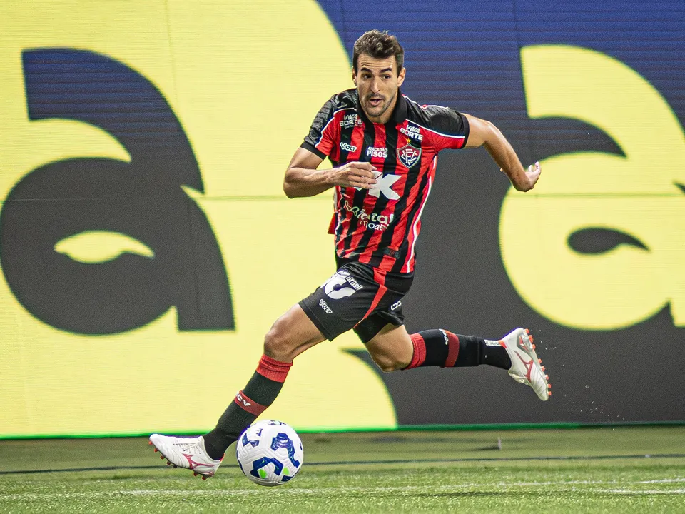 Raúl Cáceres, lateral-direito do Vitória
