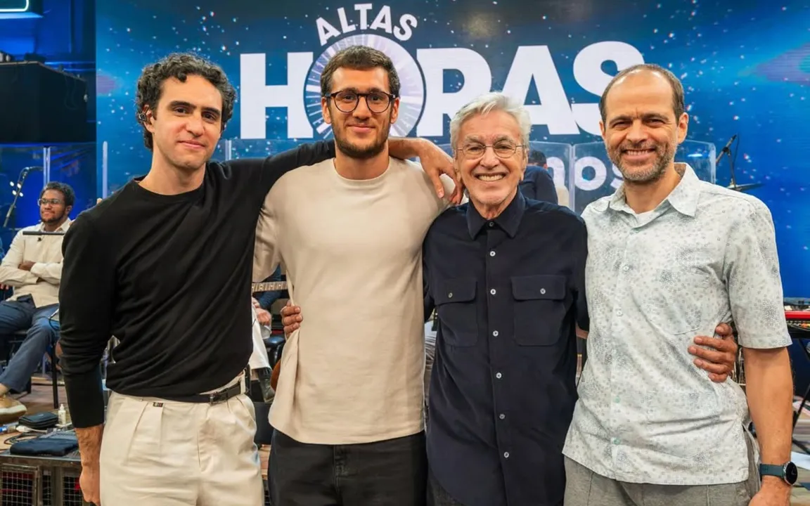 Caetano Veloso ao lado dos filhos