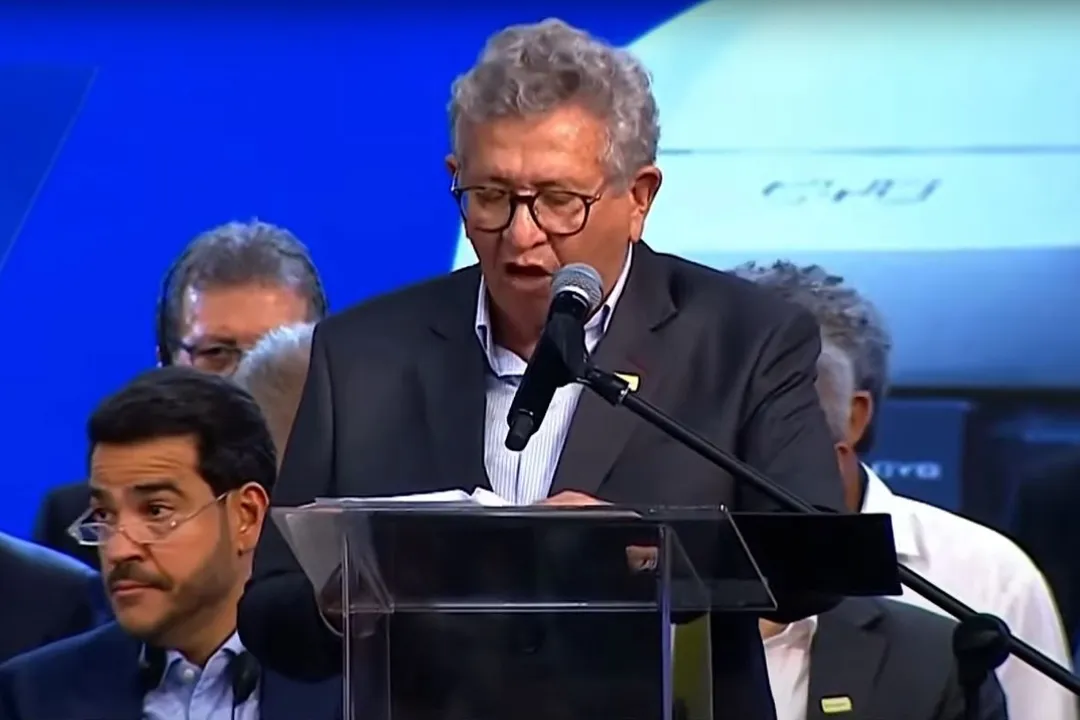 Prefeito Luiz Caetano critica Bolsoanro em discurso na fábrica da BYD