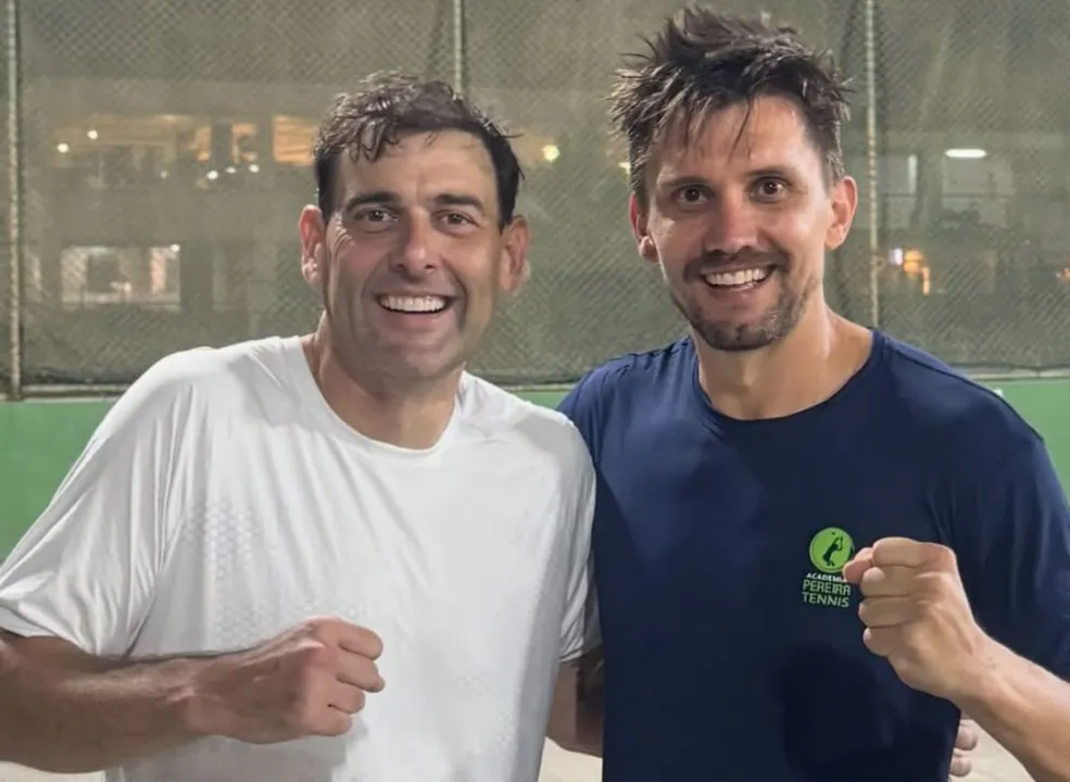 Ex-zagueiro Paulo André (direita)