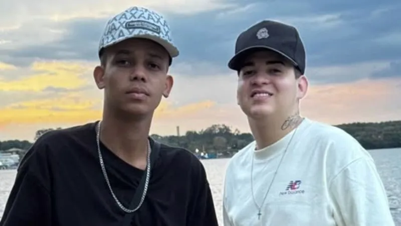Cantor Alvinho ao lado de videomaker