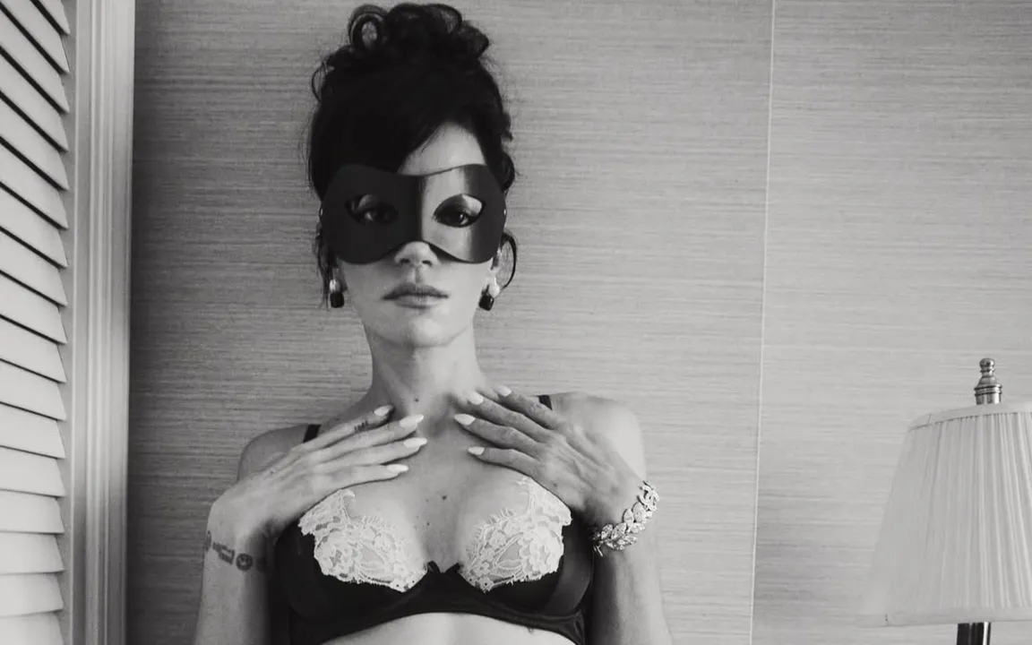 A cantora já faturou mais com a venda de fotos do que com a música