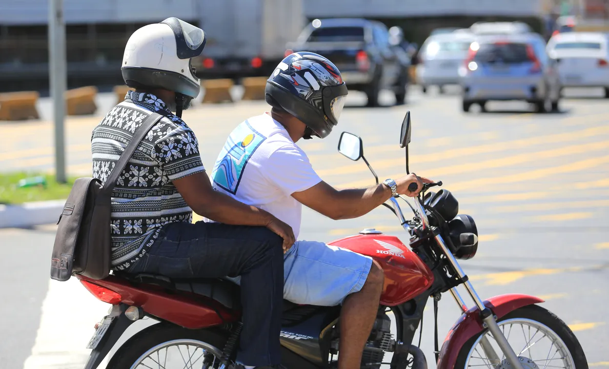 Motociclista e passageiro com postura incorreta são vistos na região do Iguatemi em Salvador 








Preço
Valor
Pagamento
compras