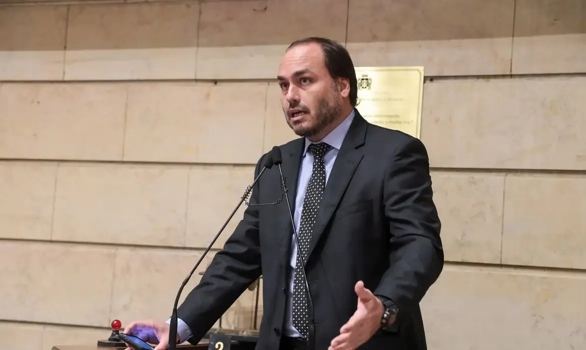 Carlos disse que pretende permanecer no PL