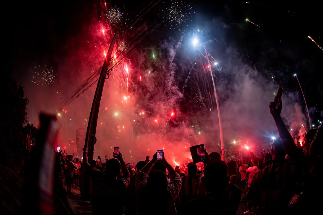 Torcida do Vitória no 'Corredor Rubro-Negro' antes do clássico contra o Bahia
