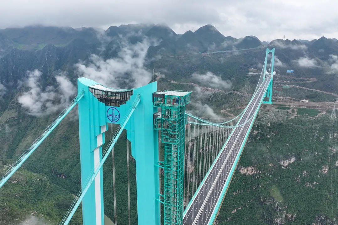 A ponte do Grand Canyon de Huajiang, na China