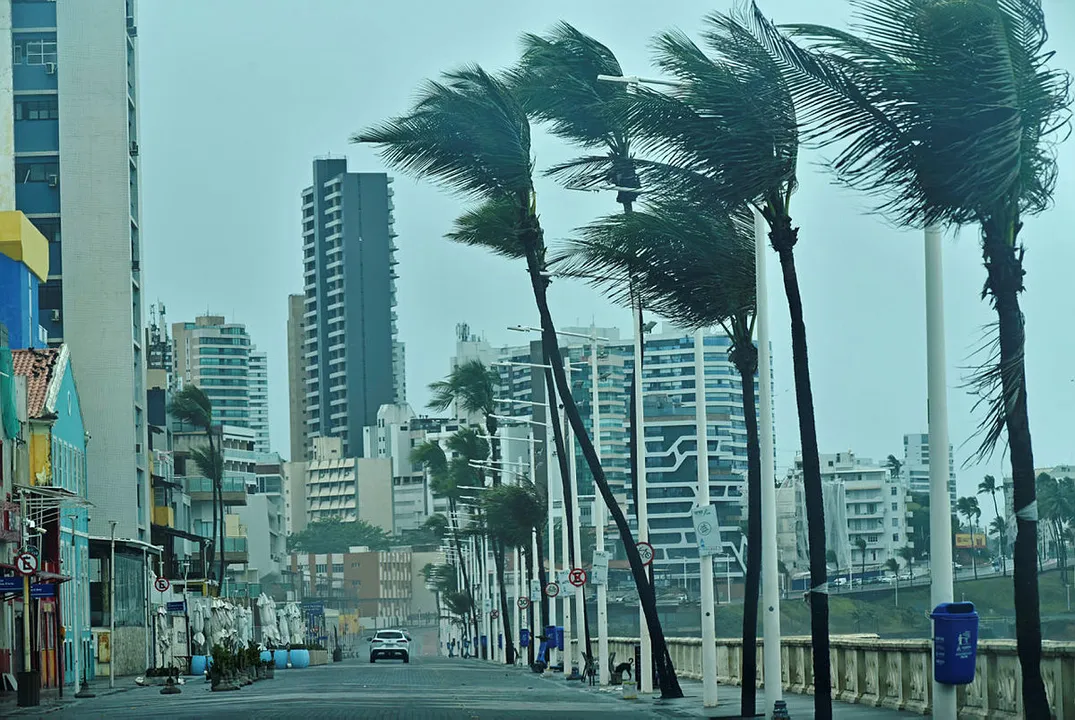 O tempo permanece chuvoso em Salvador nesta quarta-feira, 12