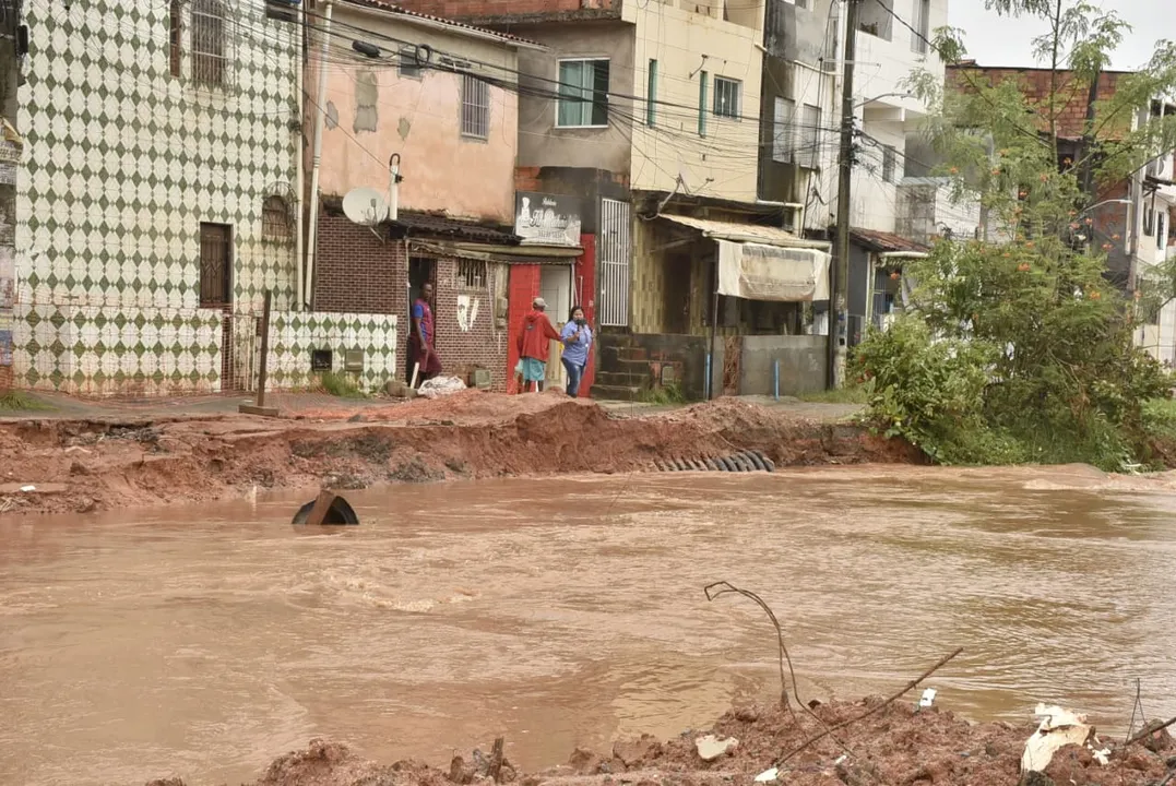 Alagamento em Salvador durante chuva nesta quarta-feira, 12
