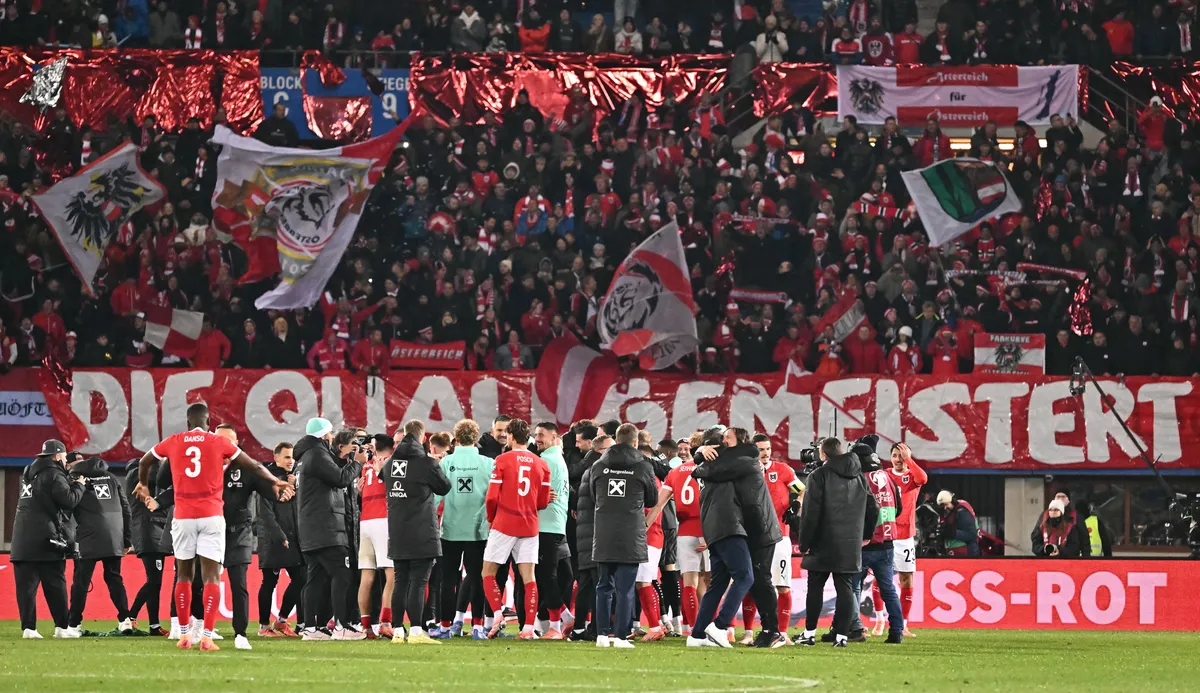 Jogadores da Áustria comemoram após vaga no Mundial