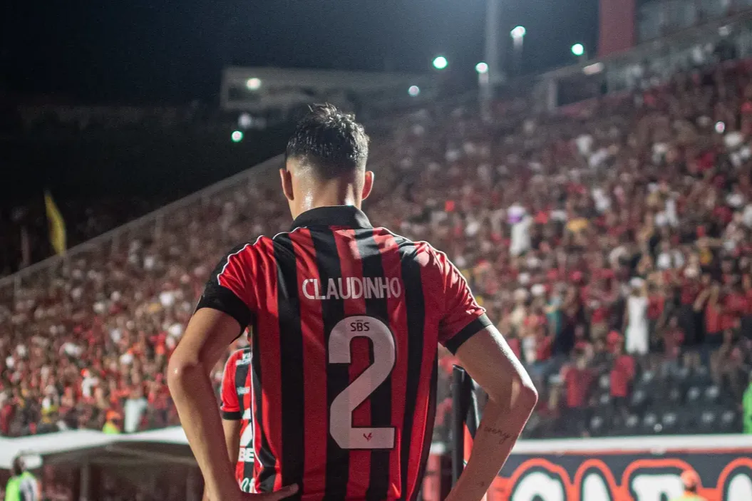 O lateral Claudinho afirma que a torcida é o motor do Vitória em casa, comentando a vitória contra o Ceará. Leia o que o jogador disse sobre a importância dos 3 zagueiros de Jair Ventura.