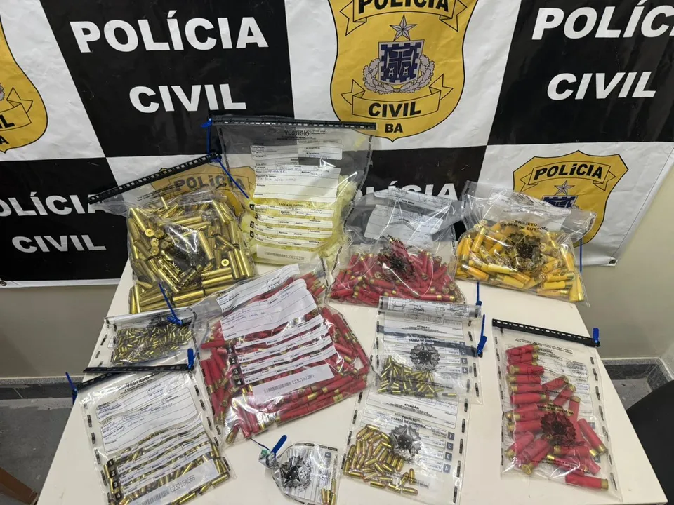 A ação mirou também crimes financeiros, com a apreensão de cartões bancários de terceiros