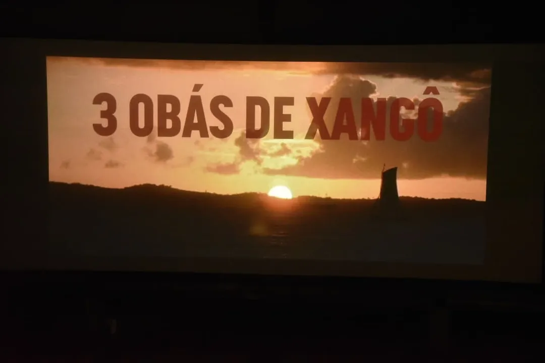 Tela reproduziu o filme Os 3 Obás de Xangô
