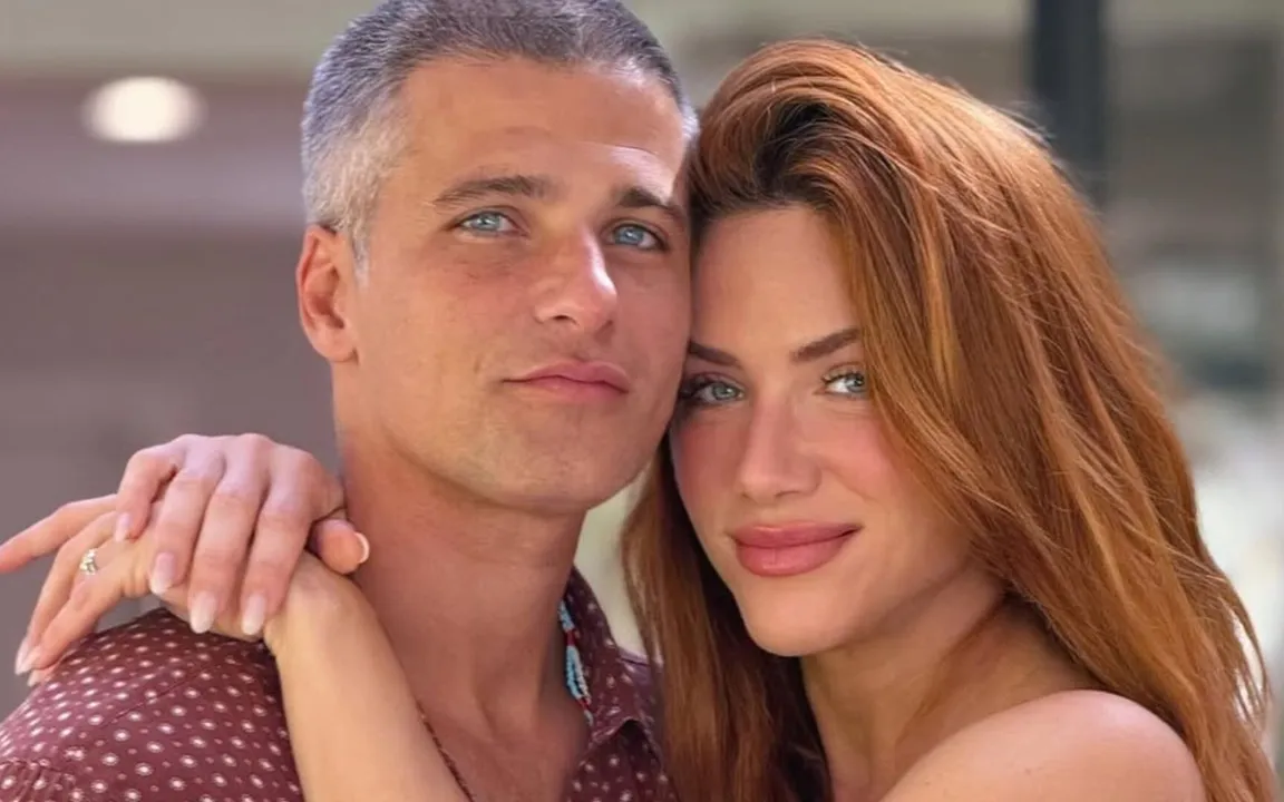 O casal passa férias com a família na casa