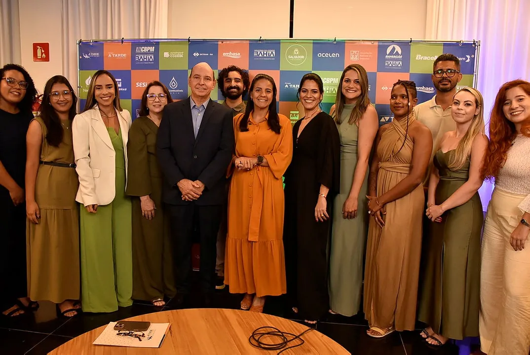 Time do Programa A TARDE Educação na premiação do CCJJ 2025, com a titular da SEC, Rowenna Brito (de laranja), e o diretor de Relações Institucionais do Grupo A TARDE, Luciano Neves (de paletó)