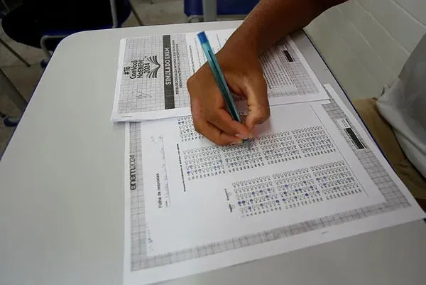 Aluno fazendo a prova do Enem na Bahia