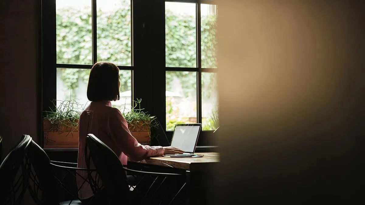 Pessoa fazendo o trabalho home office (ilustração)