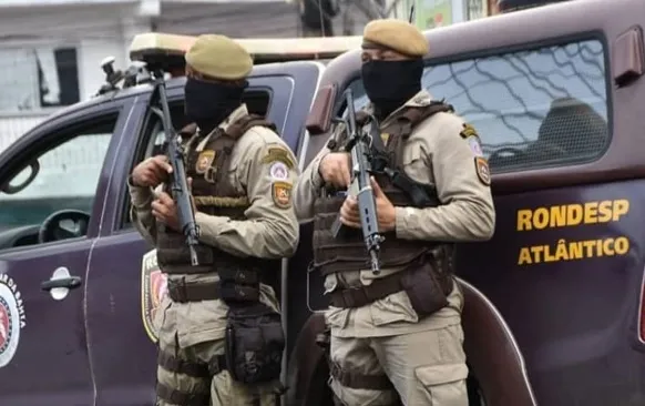 Grupos fortemente armados abriram fogo contra guarnições durante incursão policial