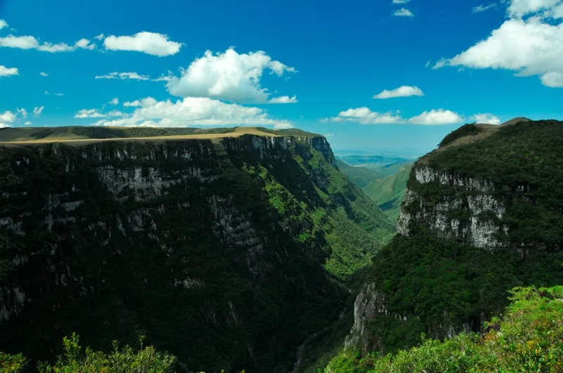 Antes de iniciar as trilhas, vale se preparar para a grandiosidade das paisagens