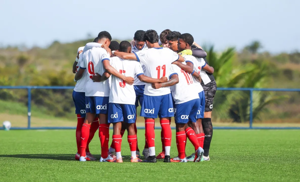 Jogadores em campo pelo Bahia