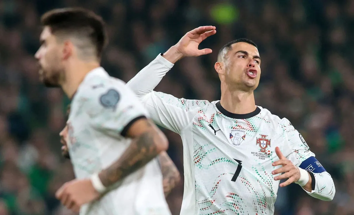 Cristiano Ronaldo em campo por Portugal