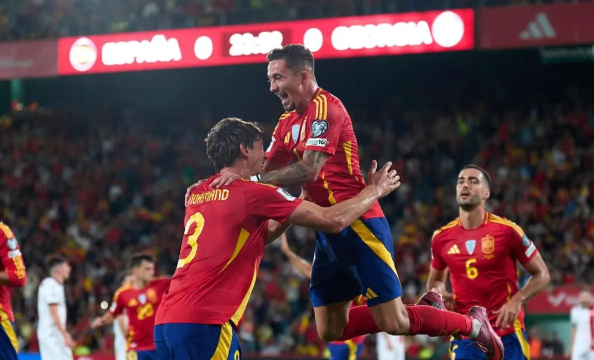 Jogadores da Espanha comemorando gol
