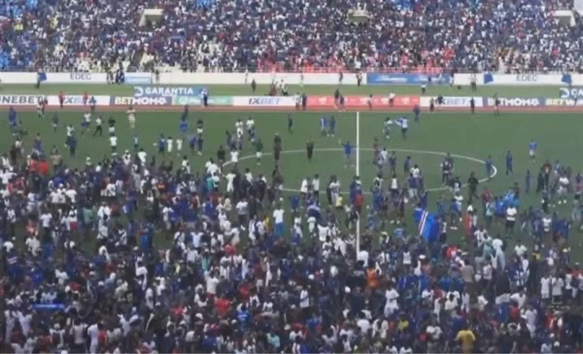 Torcida cabo-verdiana invadiu o estádio após o apito final