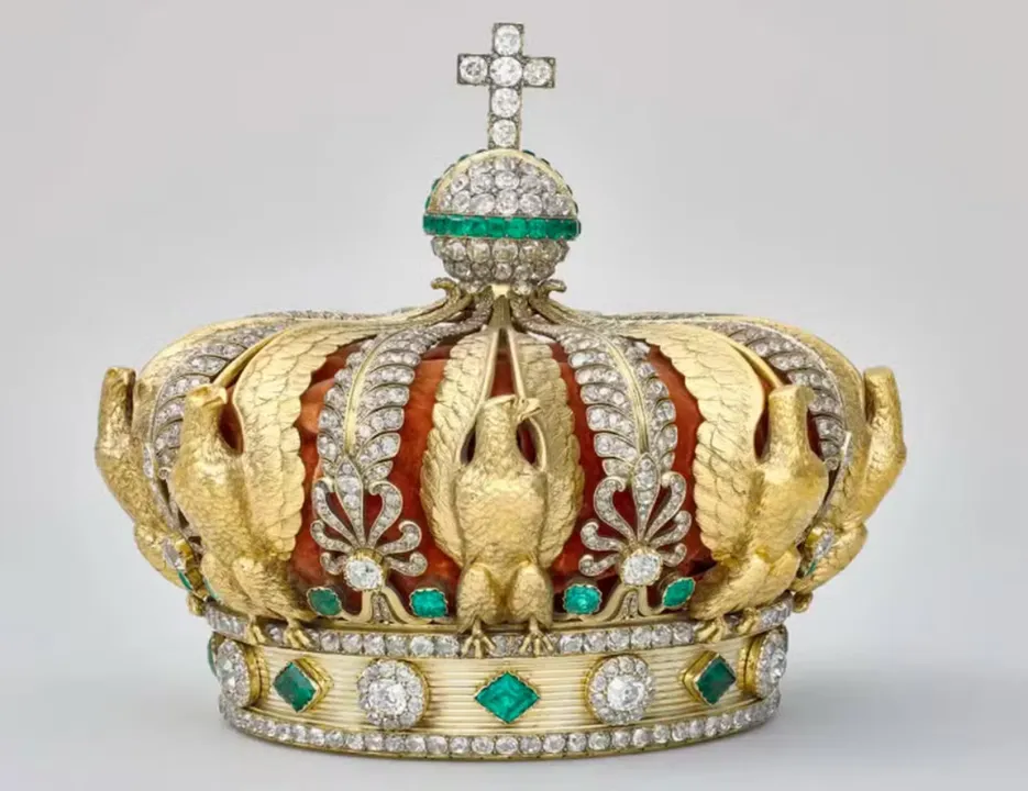 Coroa que pertenceu da imperatriz Eugênia, esposa de Napoleão III, foi uma das peças roubadas do Museu do Louvre, na manhã deste domingo, 19