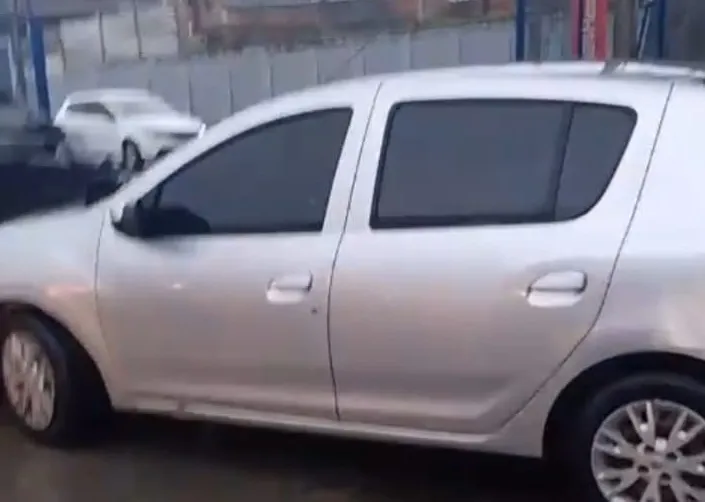 Corpo de casal estava dentro desse Renault Sandero