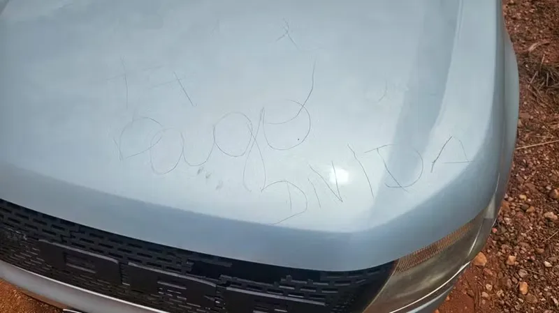 Carro da vítima foi encontrado riscado pela Polícia Civil