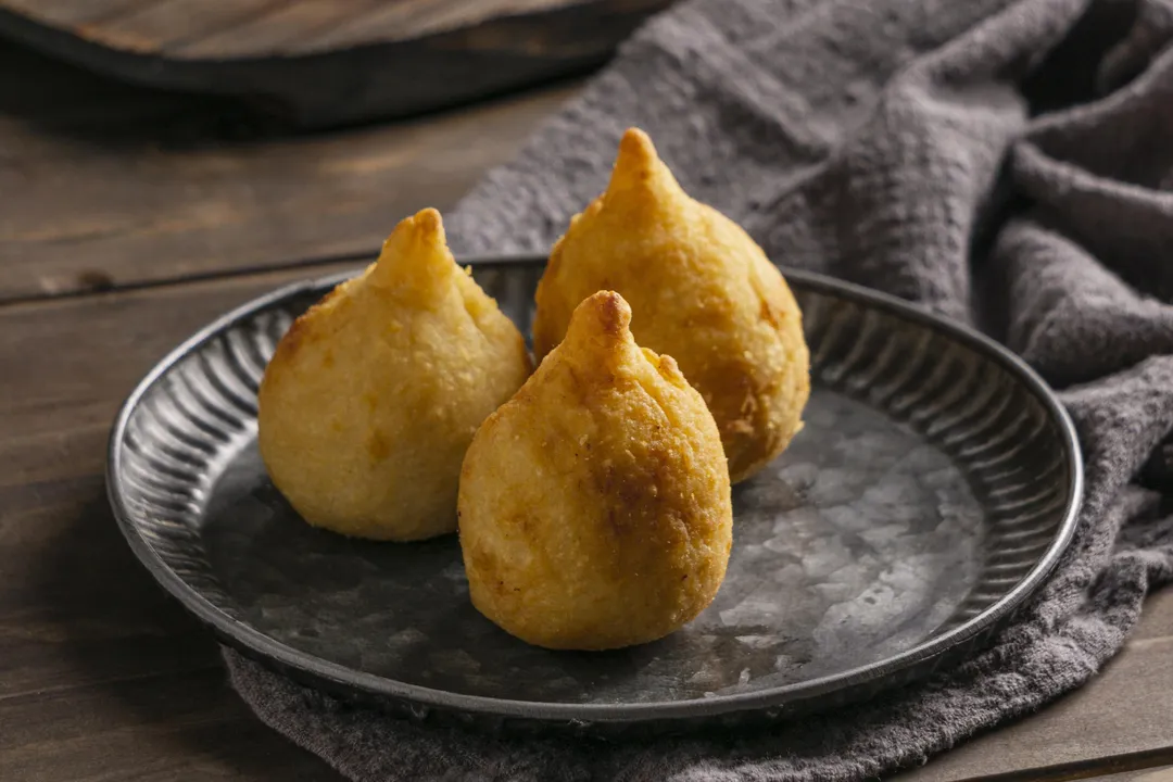Receita de coxinha é prática de preparar e não utiliza fritura