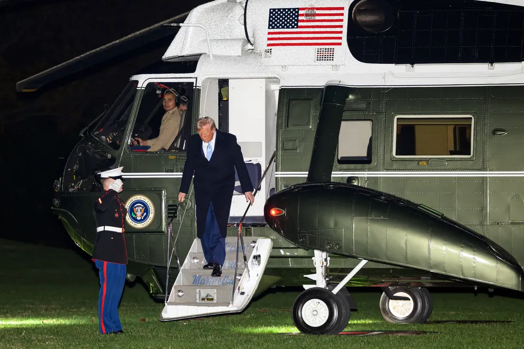 Presidente dos EUA, Donald Trump, desembarca do helicóptero Marine One