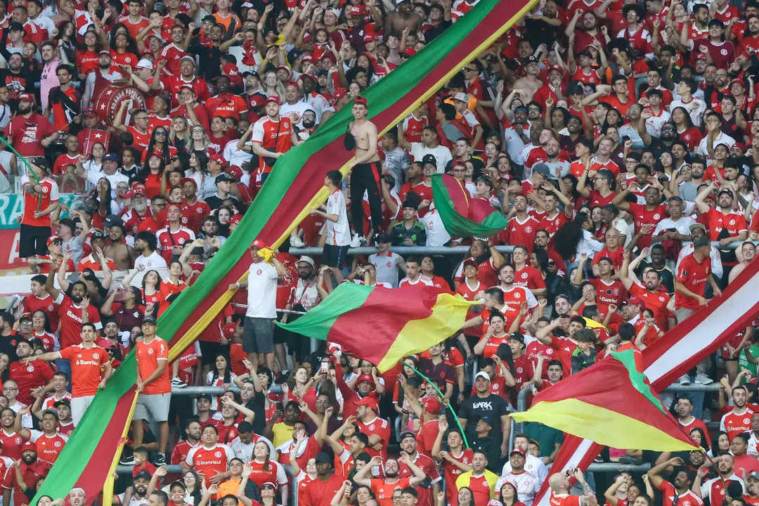 Torcedores do Internacional se enfrentam fora do Beira-Rio após empate com Atlético-MG. Vitória e Inter se enfrentam nesta quarta no Barradão em confronto direto na luta contra o rebaixamento.