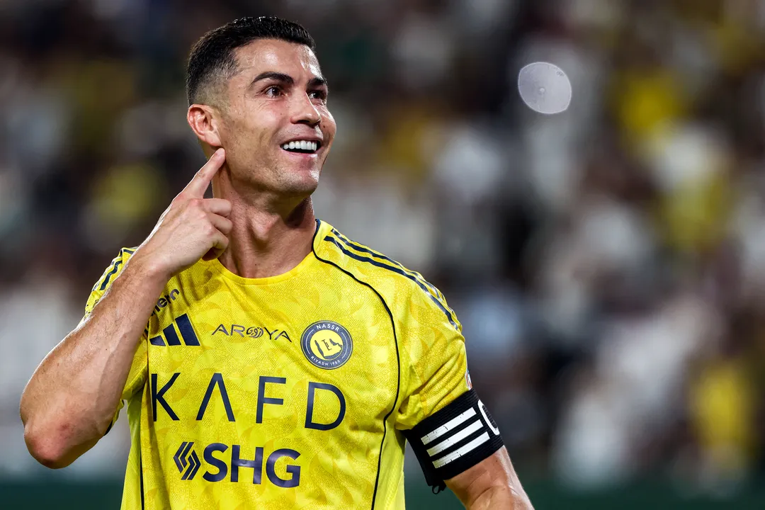 CR7 entra para a história como o 1º bilionário do futebol. Descubra a origem da fortuna de US$ 1,4 bi, a diferença para Jordan e Federer e o impacto dos salários.