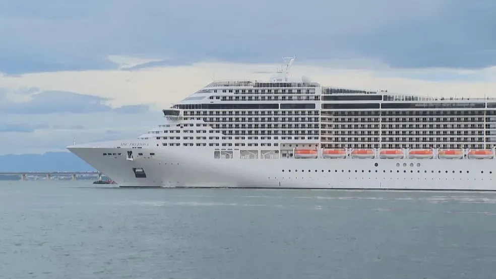 Em nota, a MSC Cruzeiros, responsável pela embarcação, informou que está em contato com os passageiros para prestar assistência