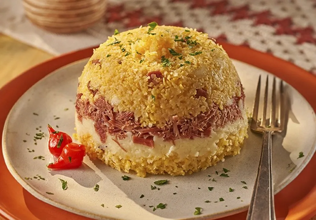 Aprenda fazer cuscuz cremoso com carne seca e bacon