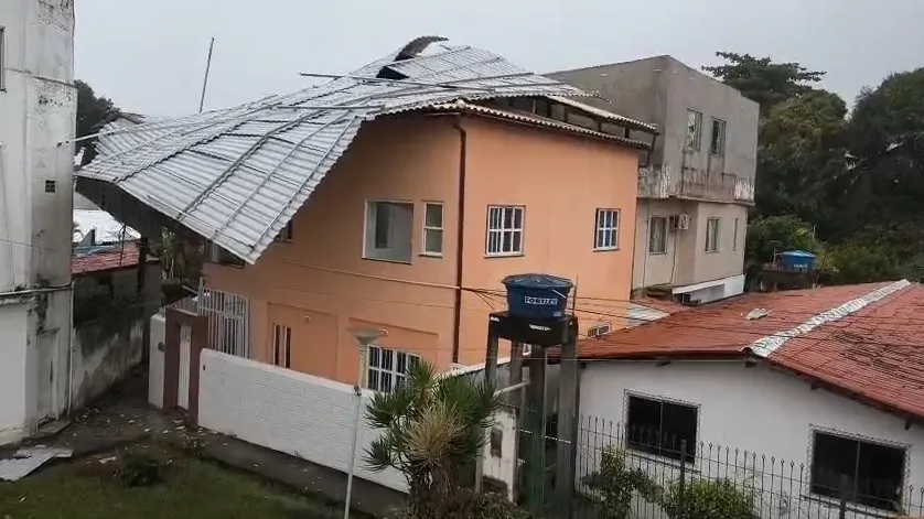 Imagem ilustrativa da imagem Destelhamentos e quedas de árvore marcam o 3º dia de chuva em Salvador