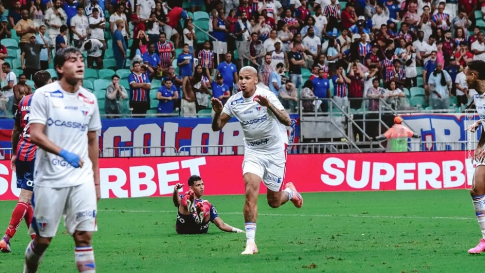 Deyverson comemorando gol contra o Bahia