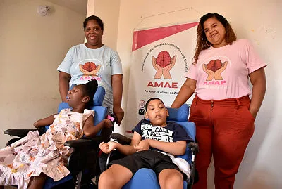 Eulina Silva Farias (de rosa) fundadora e presidente da Associação de Microcefalia com Acolhimento e Empatia (AMAE), Mãe de Daividy Farias 9 anos. Com Márcia Nascimento (de azul), voluntária na AMAE e mãe de Raíssa Nascimento 9 anos.