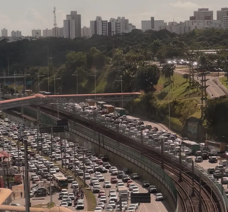 Avenida Paralela travada após acidente