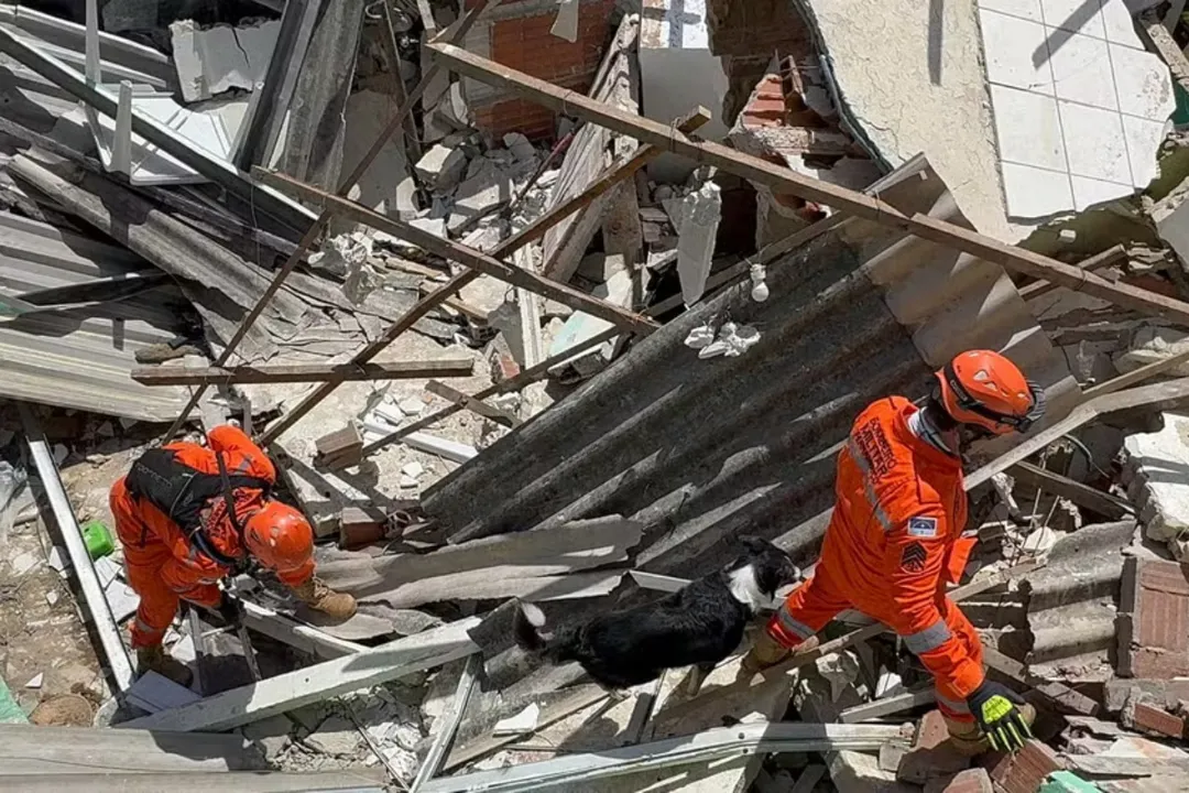 Oito casas ficaram destruídas após explosão na manhã deste domingo, 19