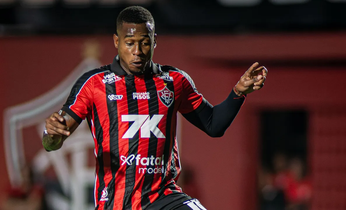 Dudu em campo pelo Vitória