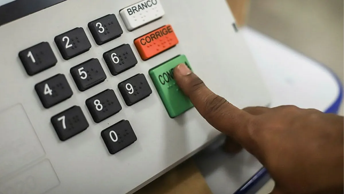 Urnas eletrônicas no dia de votação.