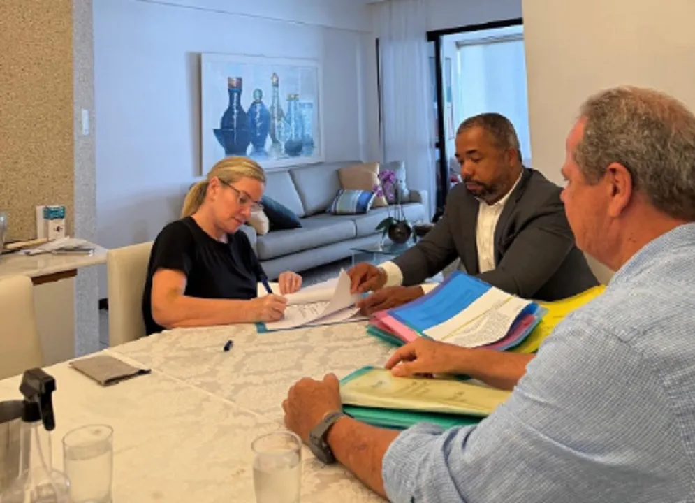 Ivana despachou com os diretores da Alba em sua casa.